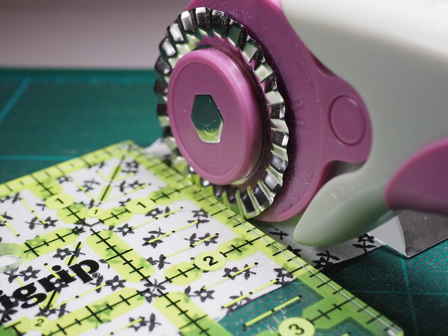 How to Use a Rotary Cutter to Cut Fabrics